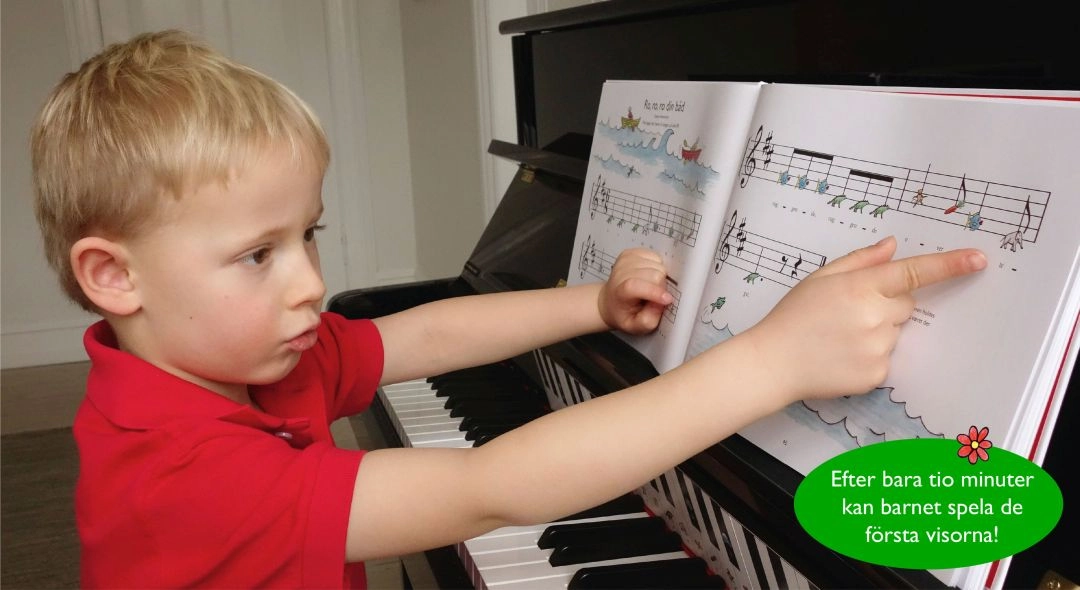 Pojke laer sig spela piano