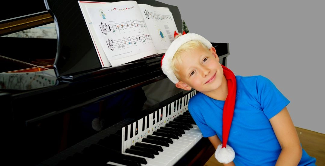 Pojke spelar piano